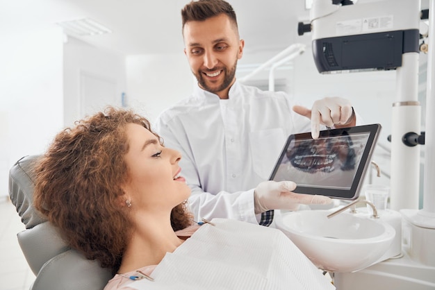 Nowoczesne technologie w szkoleniach stomatologicznych: Jak laseroterapia rewolucjonizuje praktykę dentystyczną